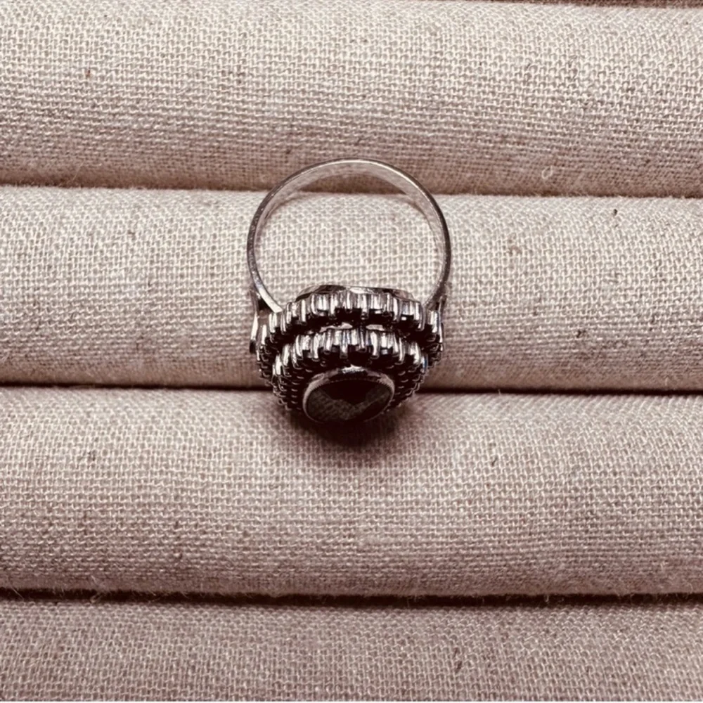 Prague | Ring | Garnet Ring in Sterling Silver